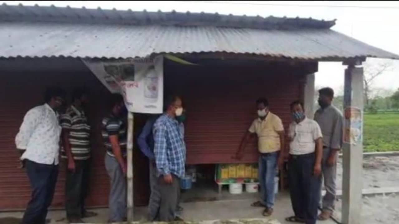 মিষ্টিমুখ করিয়ে বিজেপি কর্মীদের দোকান খুলে দিল তৃণমূল