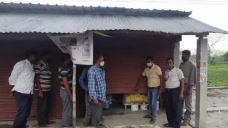 মিষ্টিমুখ করিয়ে বিজেপি কর্মীদের দোকান খুলে দিল তৃণমূল মিষ্টিমুখ করিয়ে বিজেপি কর্মীদের দোকান খুলে দিল তৃণমূল