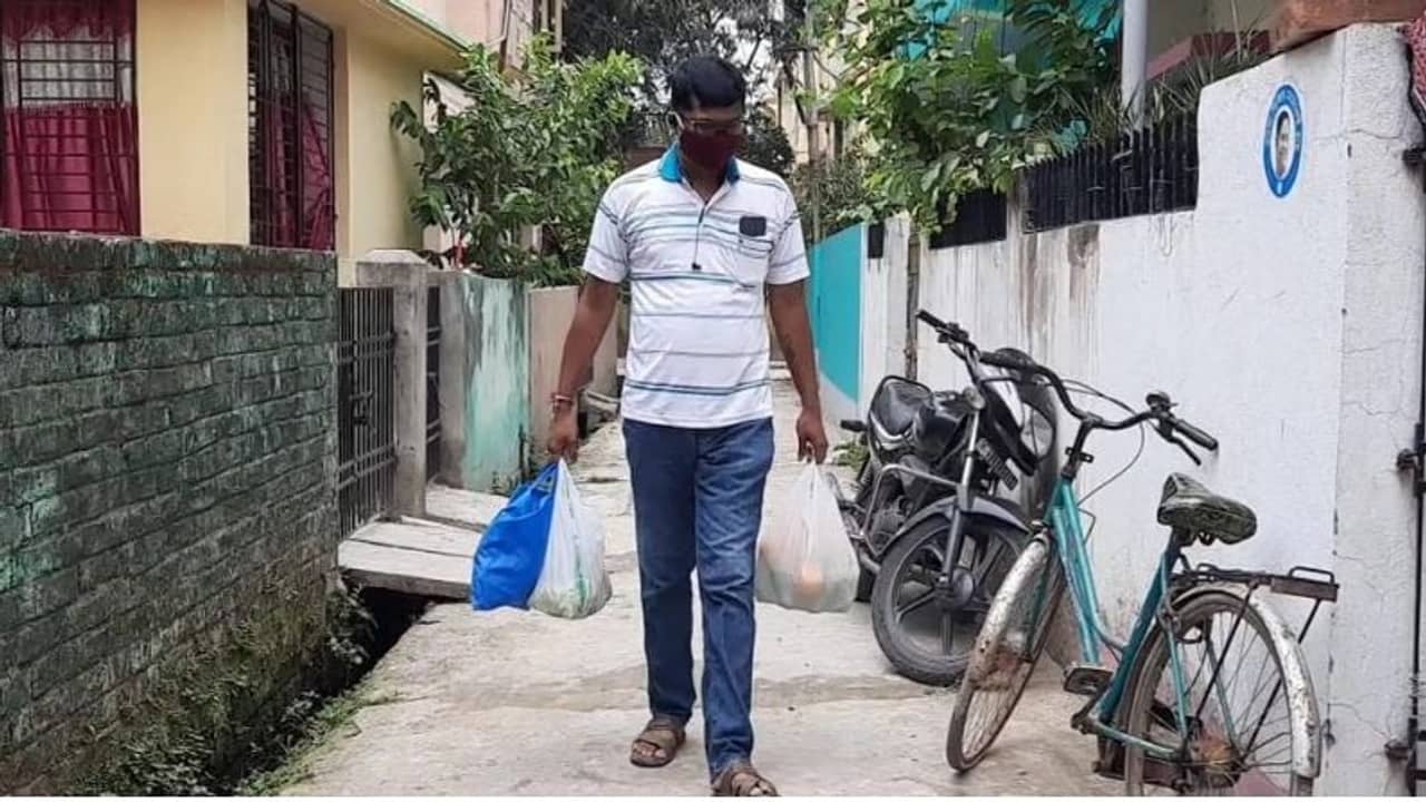 কাজ না করে টাকা নিচ্ছি, করোনায় কর্মহীন পরিবারকে বেতন দান শিক্ষকের