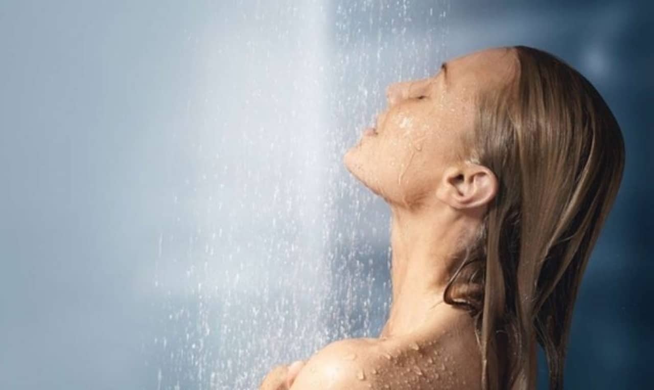 রোজ গরম জলে স্নান করলে এড়ানো যাবে করোনার সংক্রমণ! কতটা যুক্তিসম্মত?
