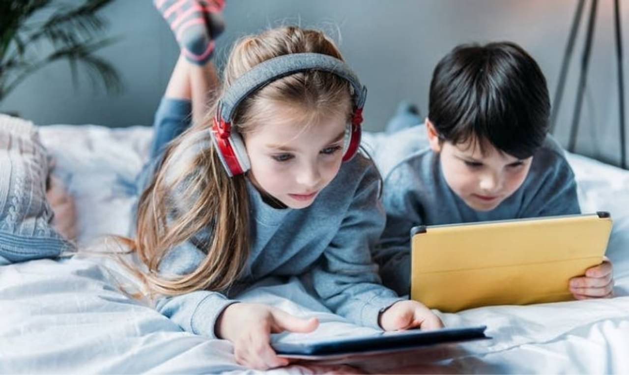 লকডাউনে শিশুদের নতুন বন্ধু হেডফোন! ডেসিবলের মাত্রা কত থাকলে কান থাকবে নিরাপদ, জেনে নিন...