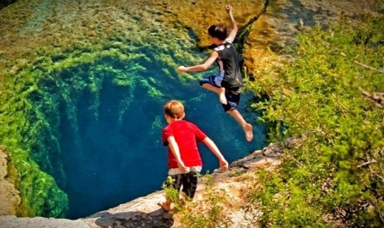 বিশ্বের এমন বিপজ্জনক জায়গায় কখনও সাঁতার কাটবেন না, নামলেই মৃত্যু!