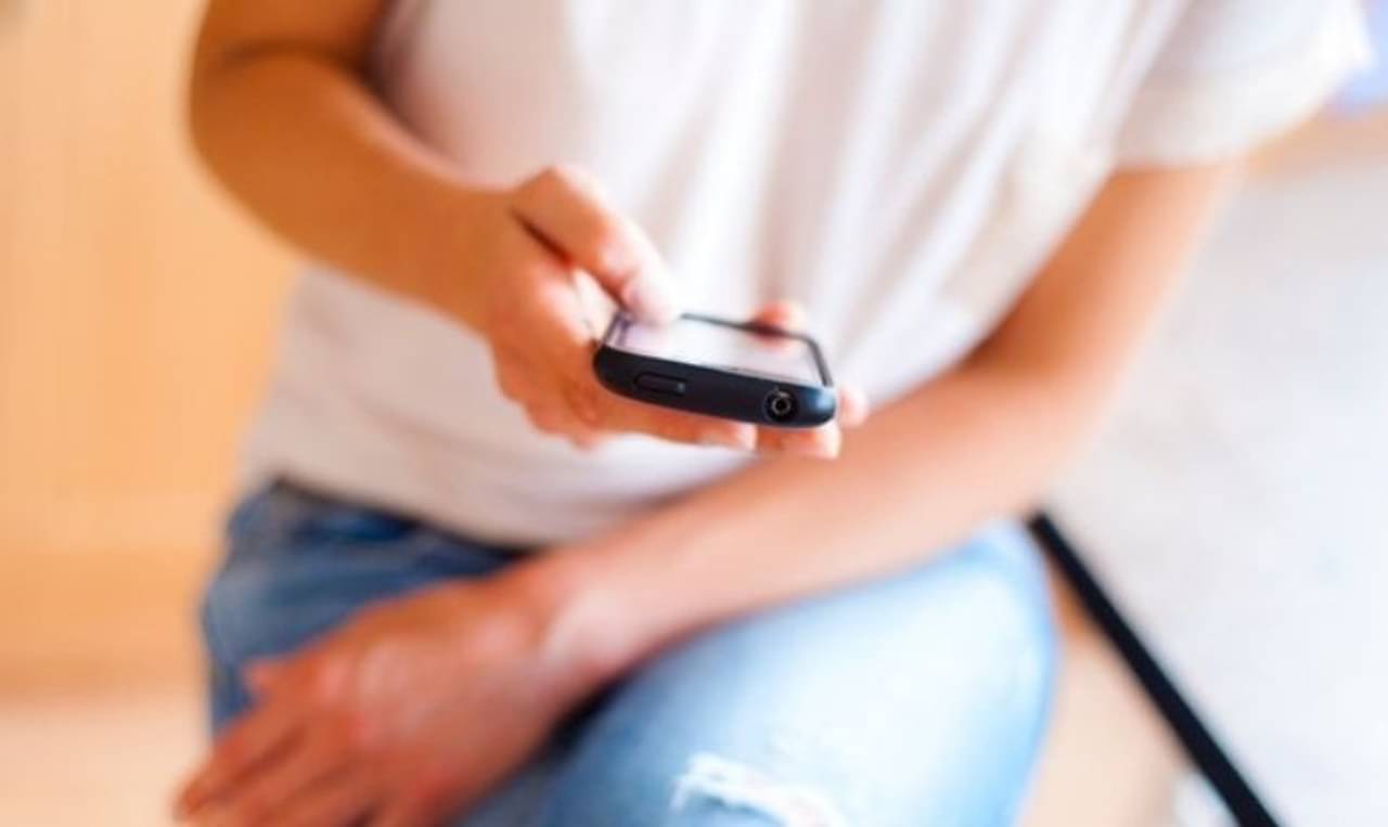 সন্দেহ এড়িয়ে, স্ত্রী বা প্রেমিকার মোবাইল ট্র্যাক করবেন কীভাবে?