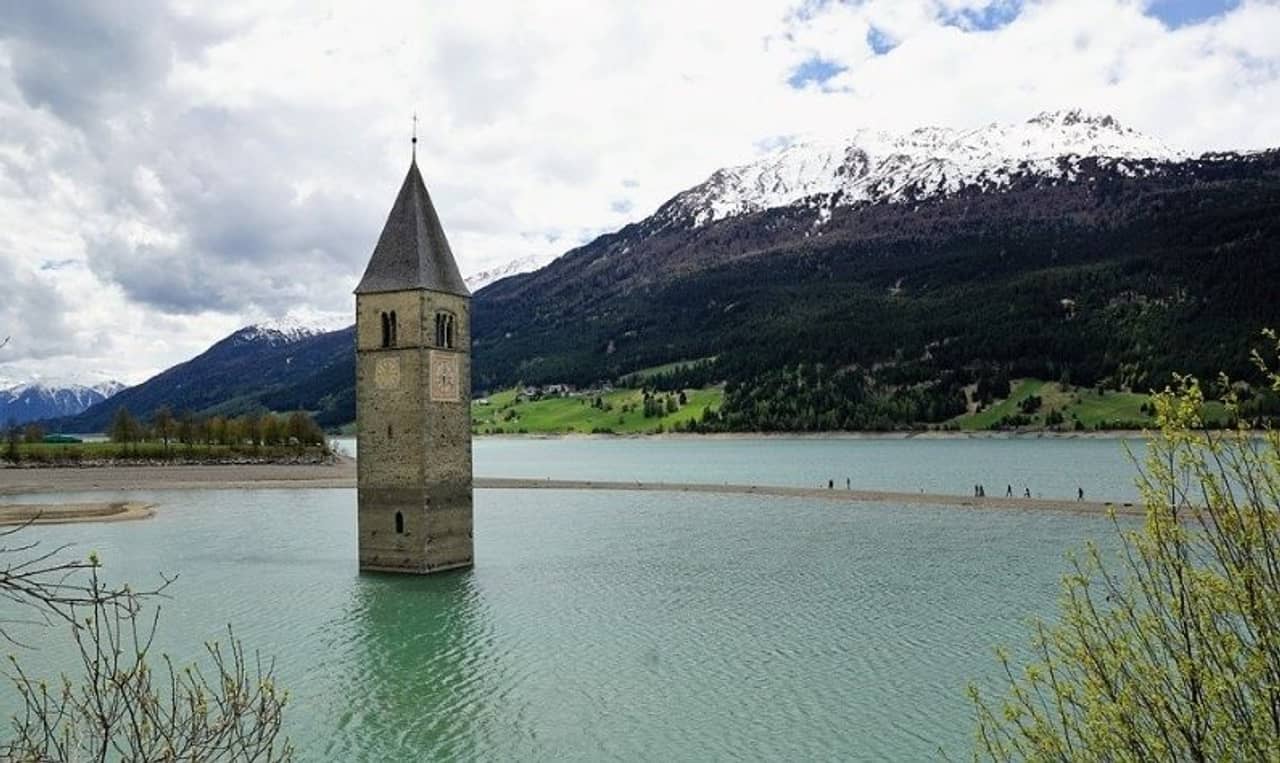 দীর্ঘ ৭০ বছর পর, ইতালির এই হ্রদ থেকে উদ্ধার হল গোটা গ্রামের ধ্বংসাবশেষ! দেখুন সেইসব ছবিগুলি...