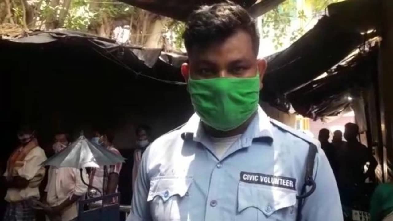 সিংহ হৃদয়: লকডাউনে কর্মহীন রিকশা চালকদের পুরো বেতন দান সিভিক ভলান্টিয়ারের