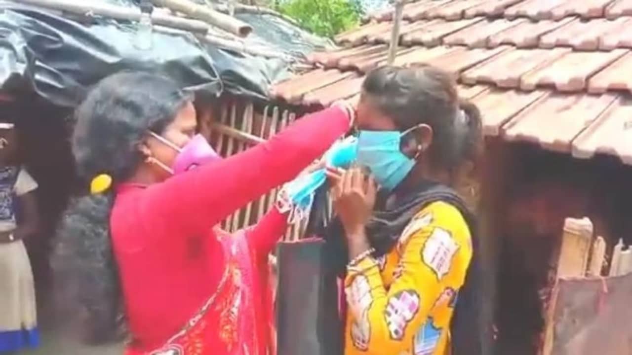 দারিদ্র কী বুঝি, বাবা-মা হারা চার নাবালকের পাশে বিজেপি বিধায়ক চন্দনা বাউরি