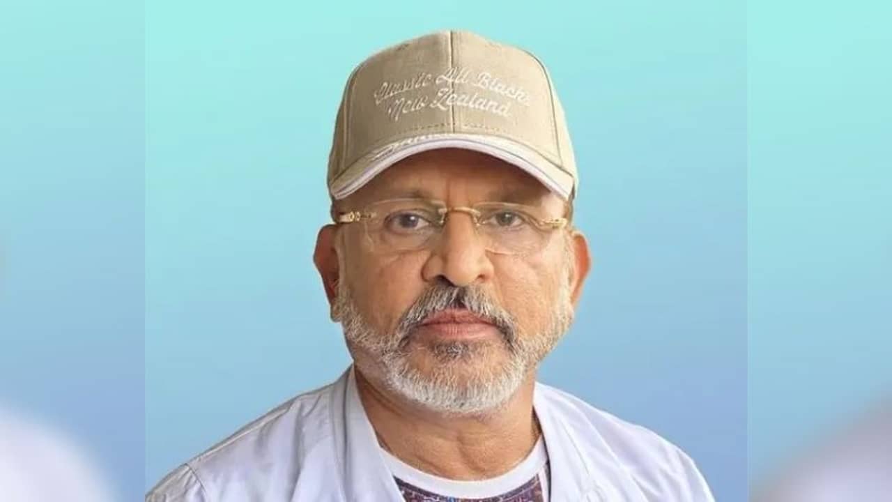 দুটো রুটি দিয়ে ২০টি ফোটো তুলে নেন, কেন এমন মন্তব্য অন্নু কাপুরের