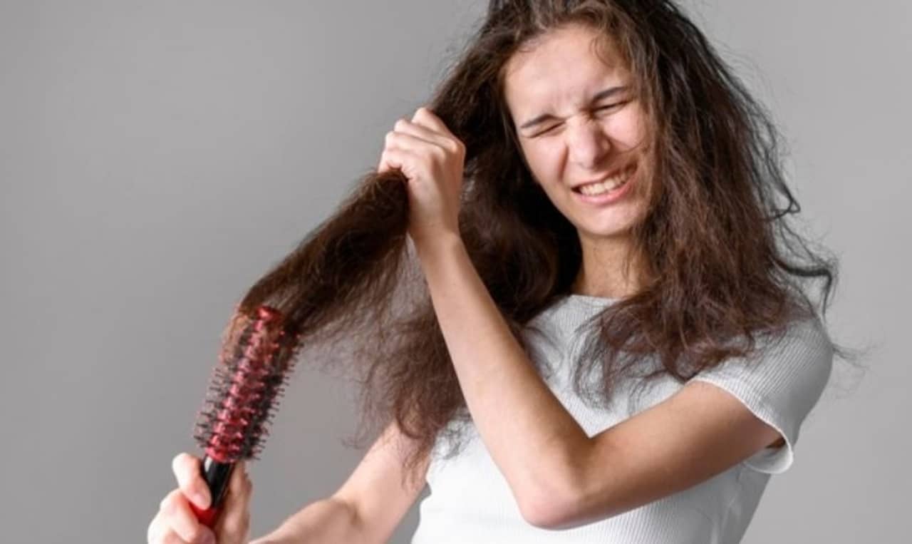 চুলের সমস্যা থেকে মুক্তি পেতে এই ৪ জনপ্রিয় হেয়ারস্টাইল এড়িয়ে চলুন!