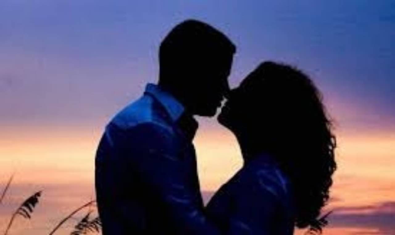 চুমু খাওয়ার সময় চোখ বন্ধ হয়ে যায় কেন? উত্তরের খোঁজে দুই বিজ্ঞানী