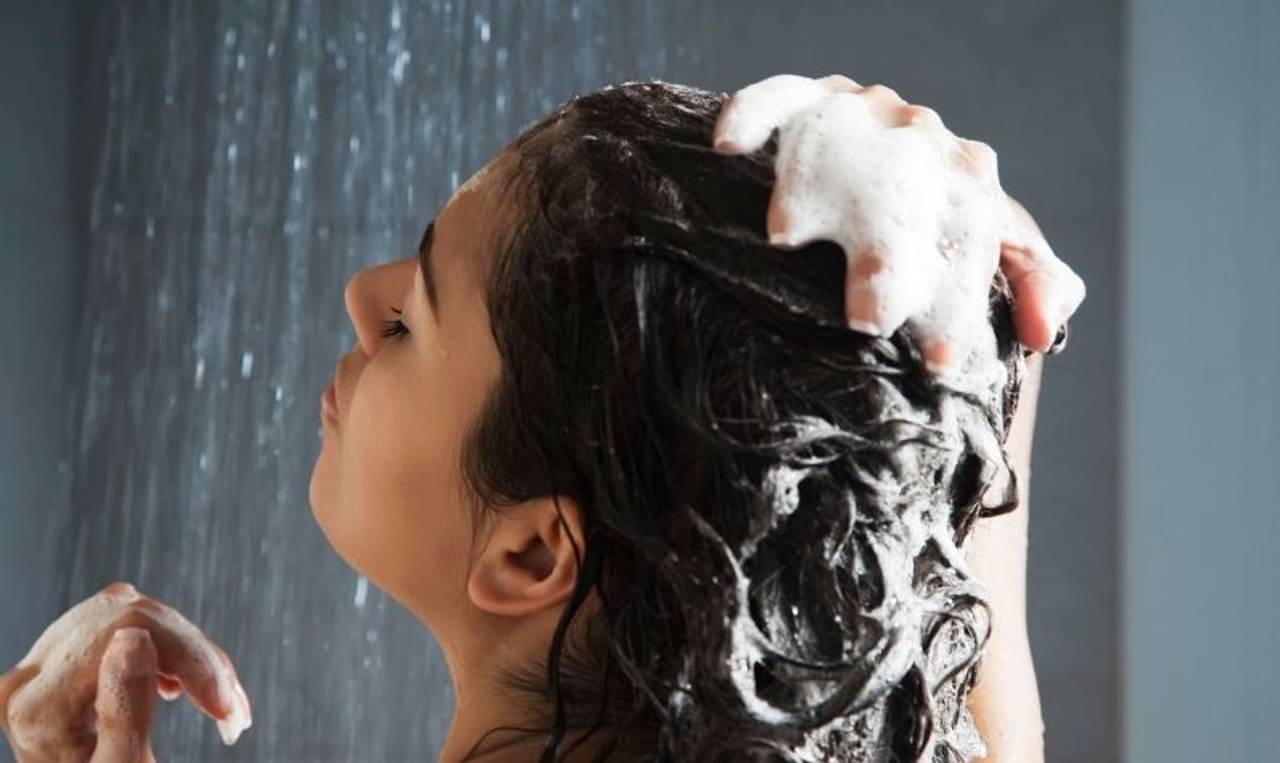 শ্যাম্পু করার সময় গরম জল ব্যবহার করেন! চুলের কী মারাত্মক ক্ষতি হচ্ছে, জানেন?