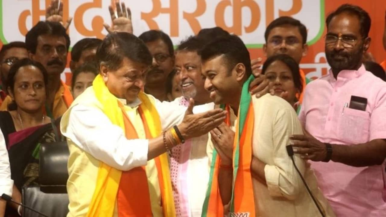 রাজ্য সরকারের পাশে মুকুল পুত্র শুভ্রাংশু! ঘরওয়াপসির ইঙ্গিত?