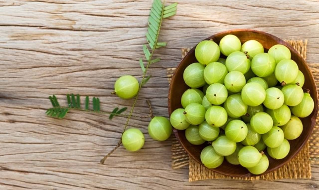 ত্বক ও চুলের সব সমস্যা মিটবে আমলকী তেলে, গুণের বহর দেখলে চমকে যাবেন!