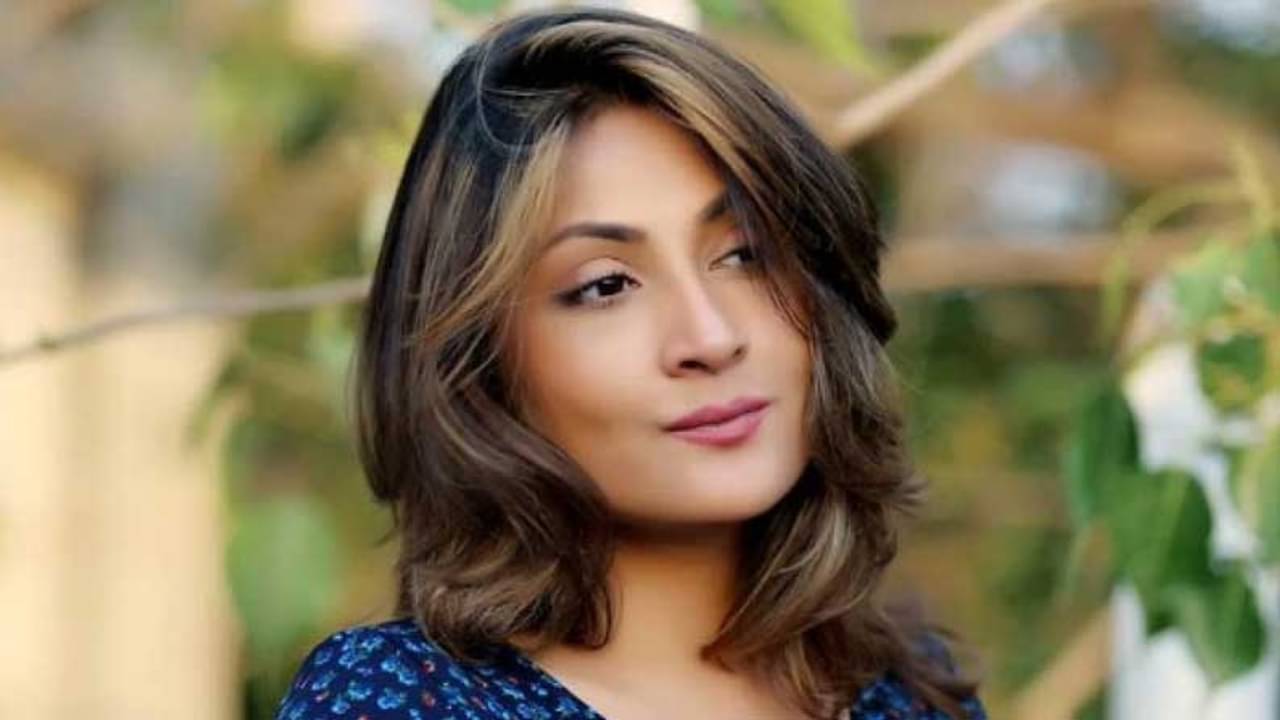 বাড়ির বাইরে সারা রাত আওয়াজ, ঘুমের অসুবিধেয় রেগে গেলেন ঊর্বশী