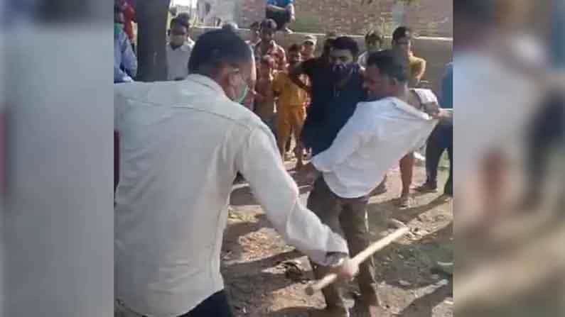 মুসলিম ধর্মালম্বীকে লাঠিপেটা 'গো-রক্ষকের', থানায় দায়ের অভিযোগ মুসলিম ধর্মালম্বীকে লাঠিপেটা 'গো-রক্ষকের', থানায় দায়ের অভিযোগ