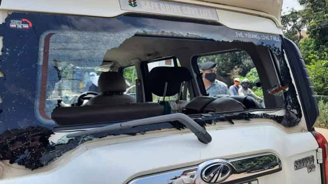 চ্যালা কাঠ, বাঁশ নিয়ে তাড়া, ছোড়া হল আধলা ইট! মেদিনীপুরে কেন্দ্রীয় মন্ত্রীর কনভয়ে হামলা