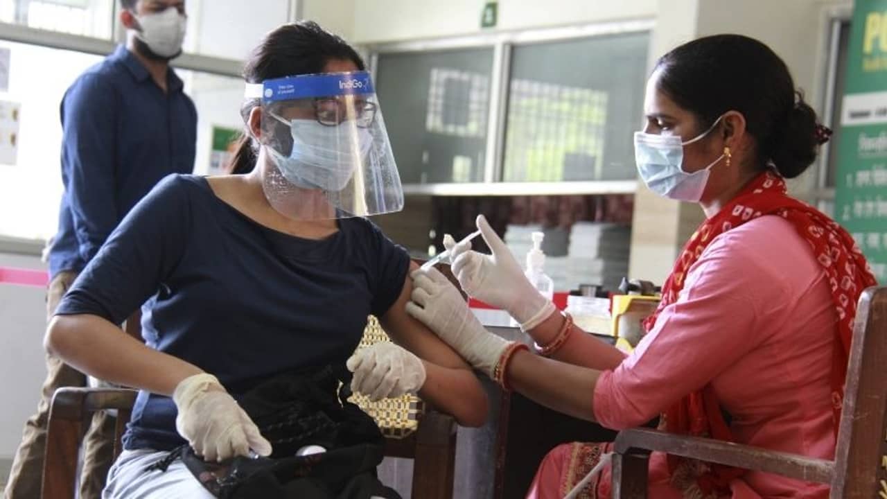 ভ্যাকসিনের স্লট পাচ্ছেন না? চোখ রাখবেন কোন কোন ওয়েবসাইটে