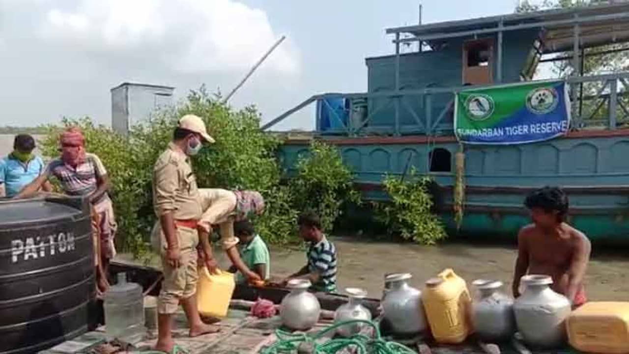 জলের তলায় গ্রামকে গ্রাম, তবু এক ঢোক জলের জন্য ভরসা বনকর্মীরা