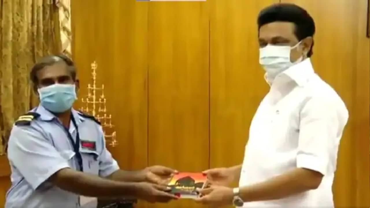 একেই বলে চৌকিদার! দিন আনা দিন খাওয়া ব্যক্তি এক মাসের বেতন তুলে দিলেন মুখ্যমন্ত্রীর কোভিড তহবিলে