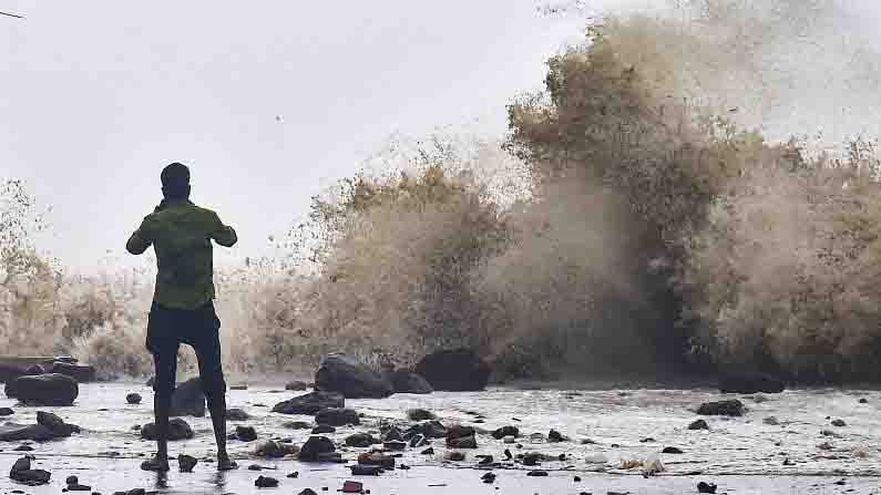 Cyclone Yaas in West Bengal: স্থলভাগে শুরু ইয়াসের দাপট, রাতে ভরা কোটালের আশঙ্কায় বাংলা