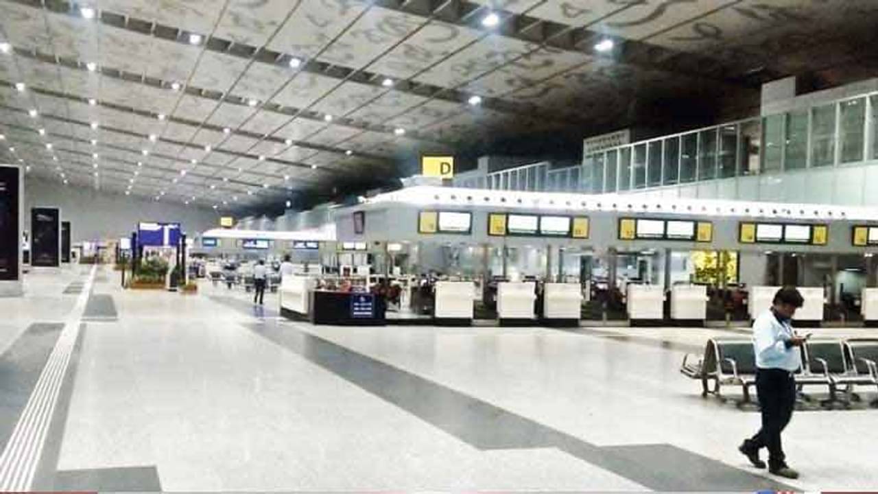 বল্গাহীন সংক্রমণে কমছে যাত্রীসংখ্যা, রাশ পরানো হচ্ছে বিমানের ওঠানামায়