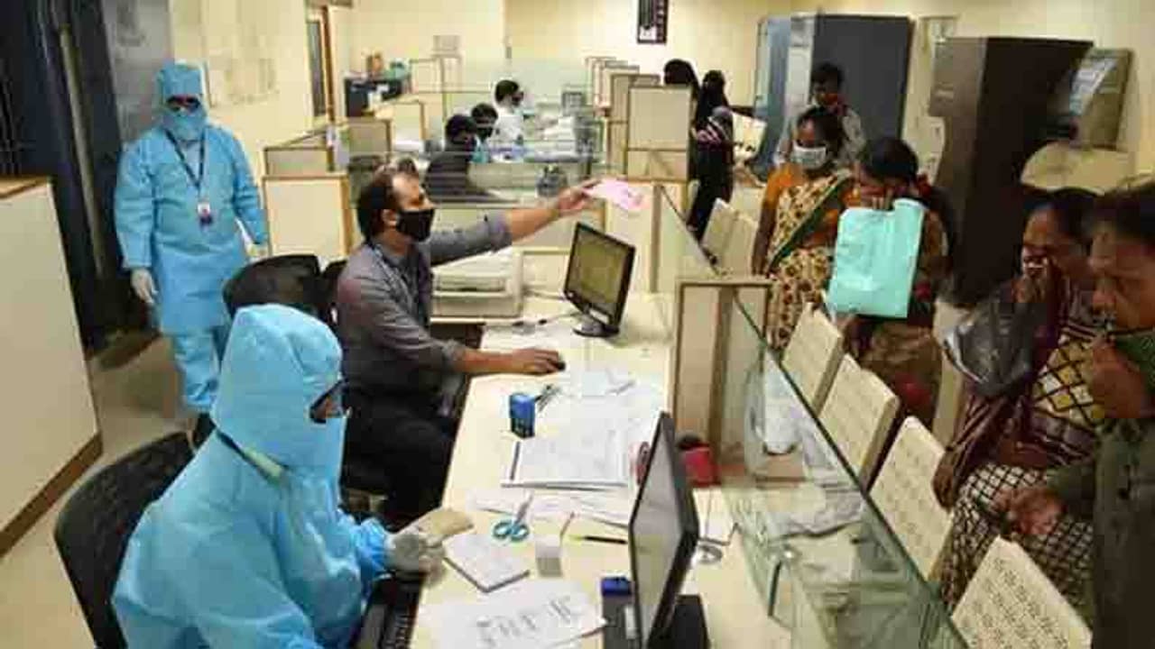 ব্যাঙ্ক কর্মীদের জন্য সুখবর দিলেন মমতা, এবার টিকাকরণে দেওয়া হবে অগ্রাধিকার