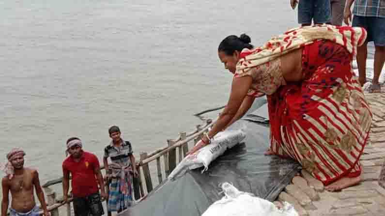 কোথাও ভাঙল বাঁধ, কোথাও বাঁধের ৪ ফুট ওপর দিয়ে ঢুকল জল