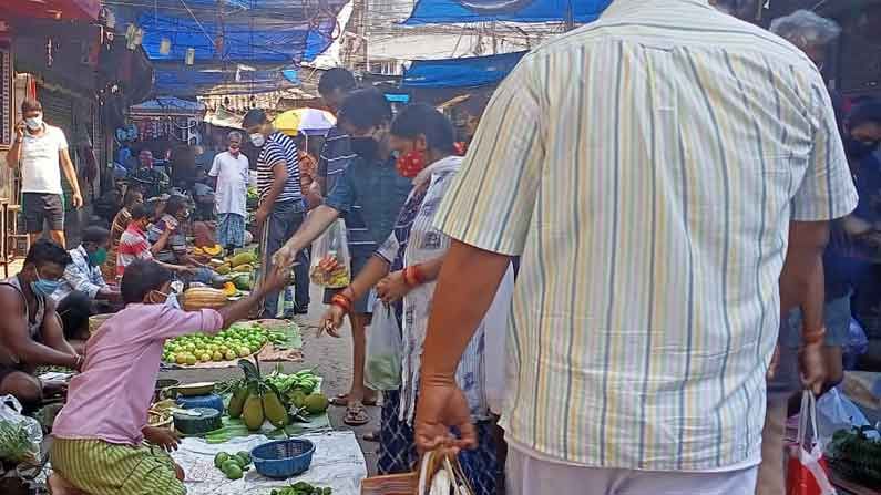 মাস্ক পরলেও, সকালে তিন ঘণ্টার বাজারে দূরত্ববিধি শিকেয়!