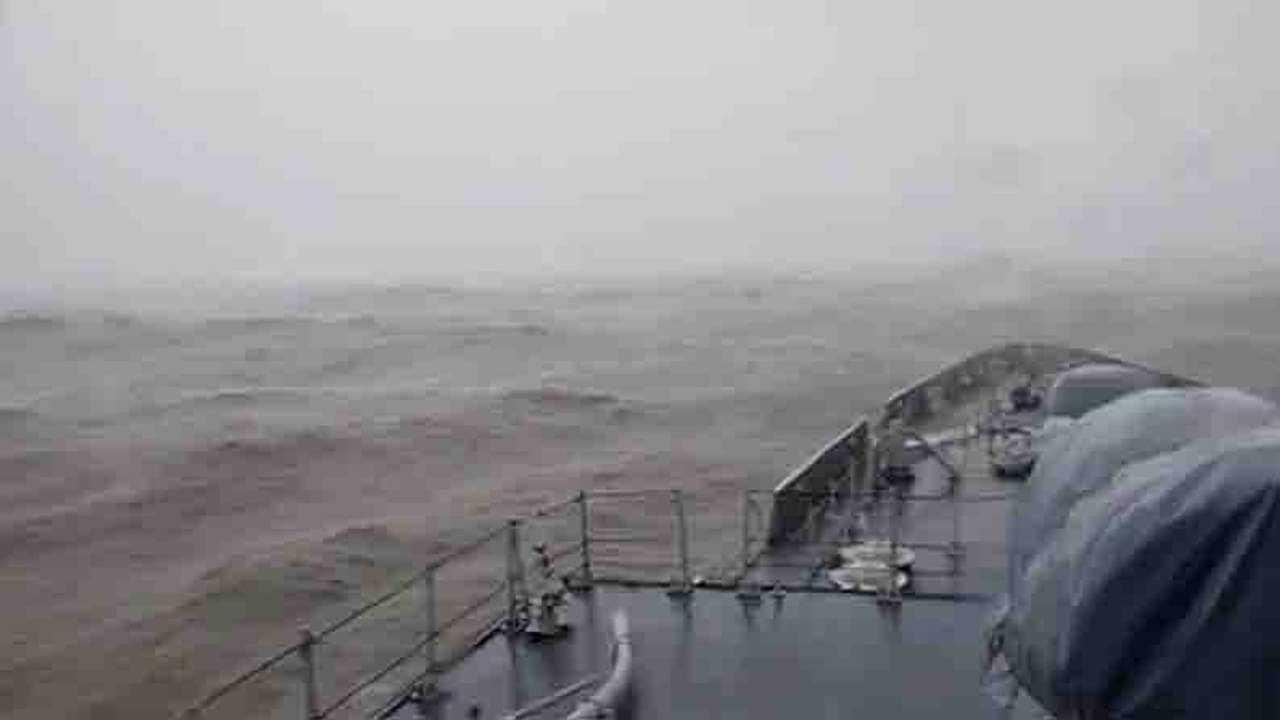 তাউটের ধাক্কায় বার্জ-ডুবি, ২৪ ঘণ্টা পরও নিখোঁজ ৯৭