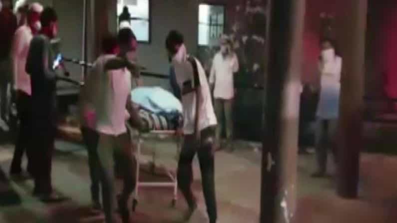 অনর্গল বেরোচ্ছে কালো ধোঁয়া, মধ্যরাতে কোভিড হাসপাতালে বিধ্বংসী আগুনে মৃত ১৮ অনর্গল বেরোচ্ছে কালো ধোঁয়া, মধ্যরাতে কোভিড হাসপাতালে বিধ্বংসী আগুনে মৃত ১৮