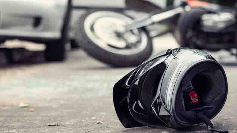 Bike Accident: ডিভাইডারে ধাক্কা মেরে বাইক থেকে ছিটকে পড়লেন দুই যুবক, একাদশীর সকালে বাইপাসে মর্মান্তিক ঘটনা