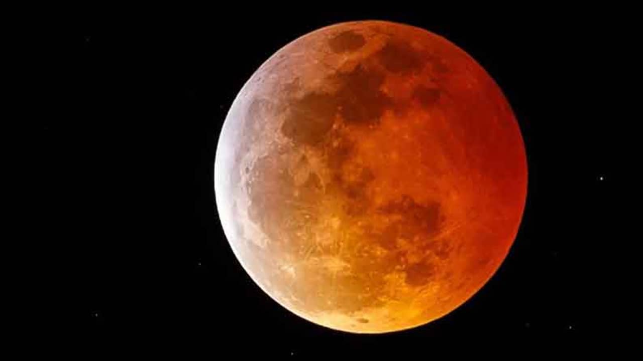 ২০২১ সালের প্রথম এবং শেষ ব্লাড মুন দেখা যাবে আগামী ২৬ মে, ভারতে কি দেখা যাবে এই বিশেষ চাঁদ?