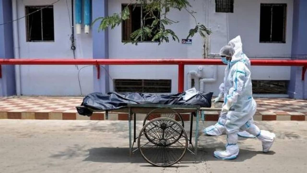 Corona Update: এক ধাক্কায় ১০০-র বেশি! কলকাতায় বাড়ছে সংক্রমণ ও সক্রিয় রোগী, বাড়ছে উদ্বেগ