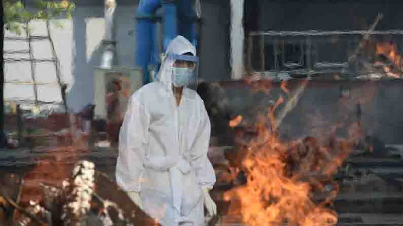 শহরের মর্গে দেহ রাখার জায়গা নেই, মহানগরে আতঙ্কের ছবি