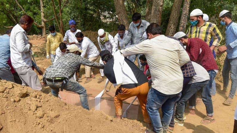 প্লাস্টিক ব্যাগ থেকে বের করা হল দেহ, করোনা রোগীর দেহ কবর দিতে হাজির ১৫০, মৃত ২১ প্লাস্টিক ব্যাগ থেকে বের করা হল দেহ, করোনা রোগীর দেহ কবর দিতে হাজির ১৫০, মৃত ২১