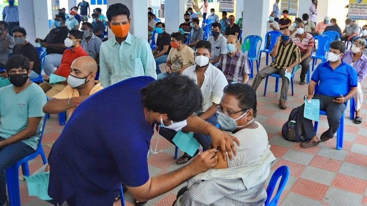 বিগত দুই মাসে সর্বনিম্ন টিকাকরণ মঙ্গলবারে, আদৌই কি মিটবে টিকা সঙ্কট?