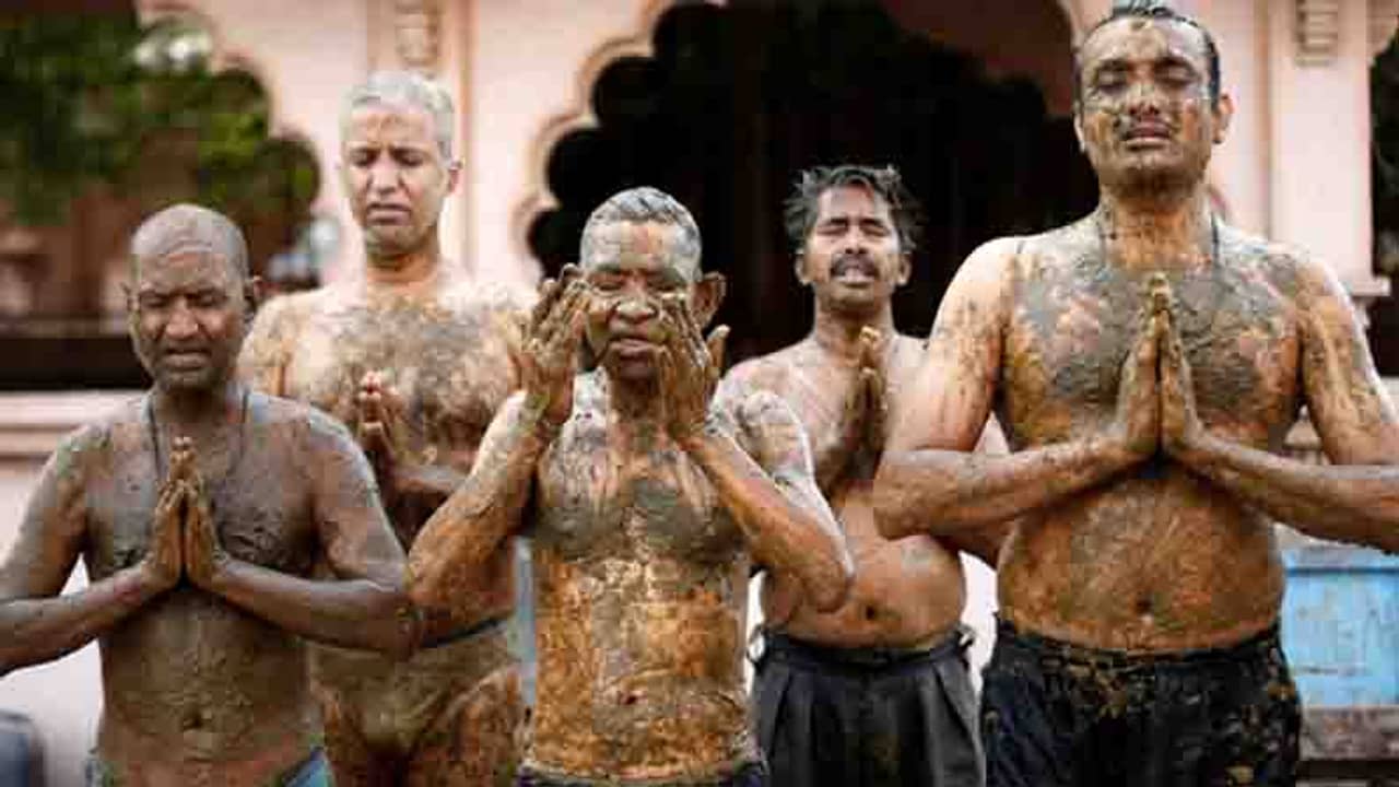 সারা গায়ে গোবর মেখে চলছে করোনা-রোধ, বিপদ বাড়তে পারে বলে সতর্ক করলেন চিকিৎসকেরা