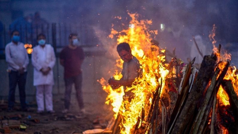 ২৪ ঘণ্টাই জ্বলছে চিতা, সময় নেই খাওয়ার, শ্মশানেই কাটছে রাত-মর্মস্পর্শী কাহিনি দিল্লির শ্মশানকর্মীদের