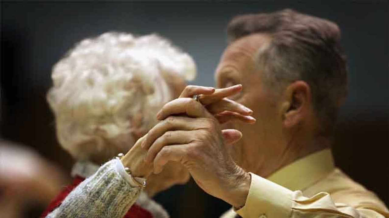 গানের তালে জমিয়ে নাচছেন বৃদ্ধ দম্পতি, করোনা আবহে এমন ভিডিয়োই আশা জাগাচ্ছে, বলছেন নেটিজ়েনরা