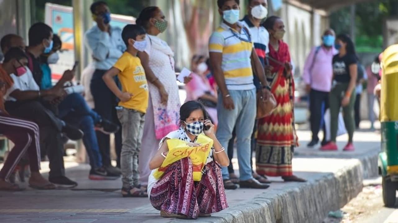 দিনমজুরদের কথা ভেবেই সোমবার থেকে আনলকের পথে দিল্লি, প্রথম ধাপে চালু হচ্ছে কী কী পরিষেবা?