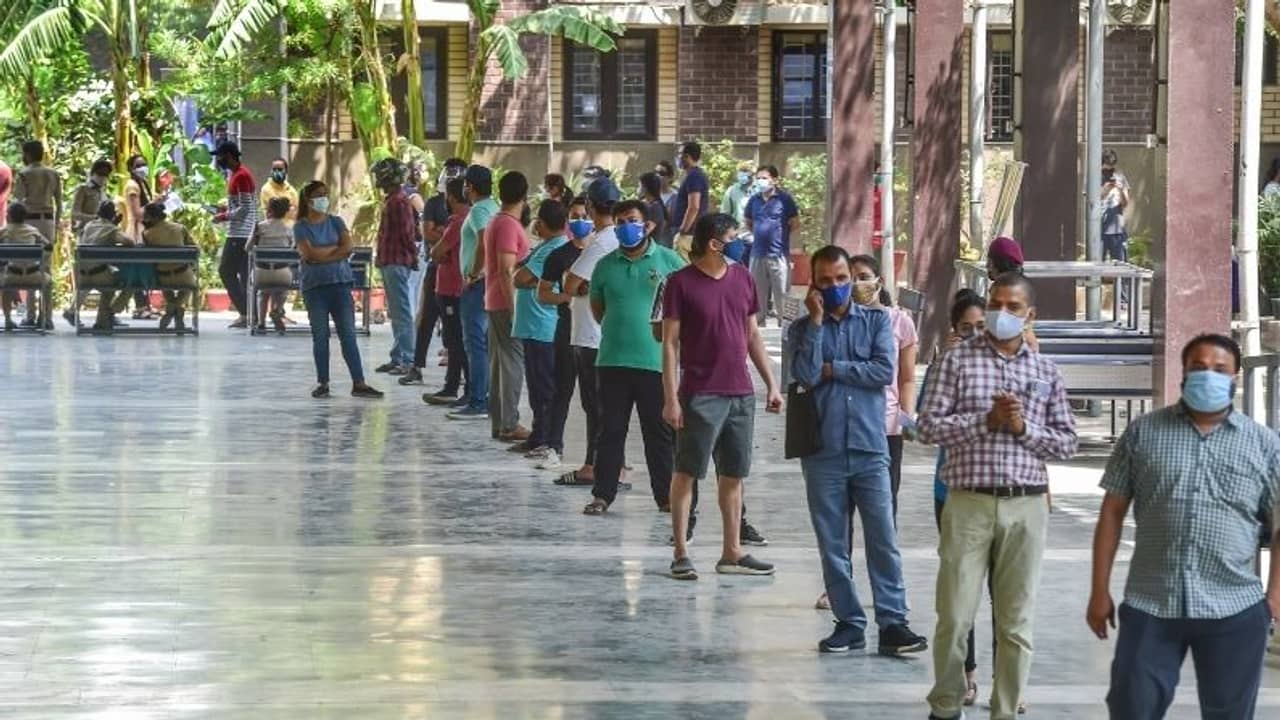 কঠিন করোনা যুদ্ধের মাঝেও দিল্লিতে শুরু হল ১৮ উর্ধ্বদের টিকাকরণ, নিখরচায় টিকা দিচ্ছেন কেজরীবাল