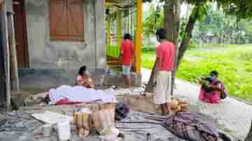 শ্বাসকষ্টে মৃত্যু বৃদ্ধের, রাত থেকে বাড়ির সামনেই পড়ে দেহ