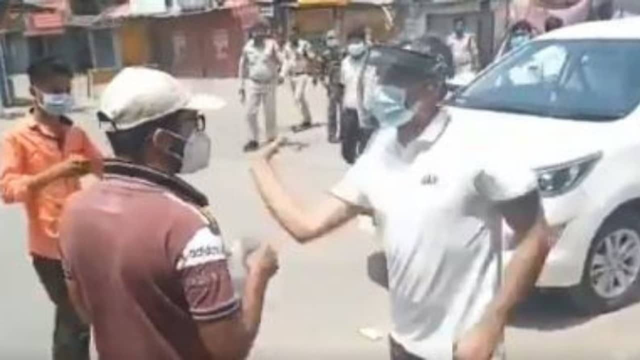 ভিডিয়ো: লকডাউনে ওষুধ কিনতে বেরনোর অপরাধে জুটল বেধড়ক মার, চড় মারলেন জেলাশাসকও