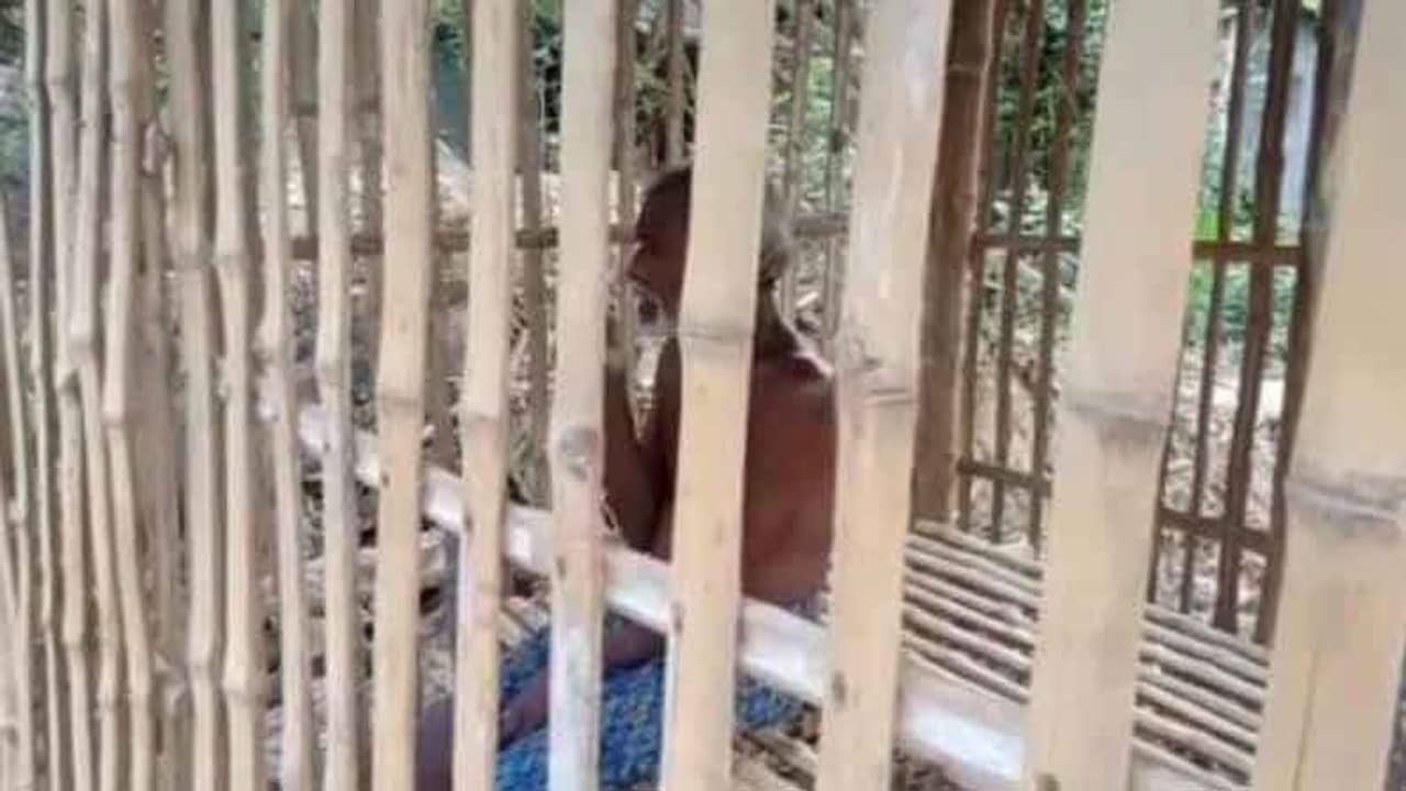 এদিক ওদিক চলে যান মানসিক ভারসাম্যহীন বাবা, করোনাকালে বন্দি করা হল বাঁশের খাঁচায়