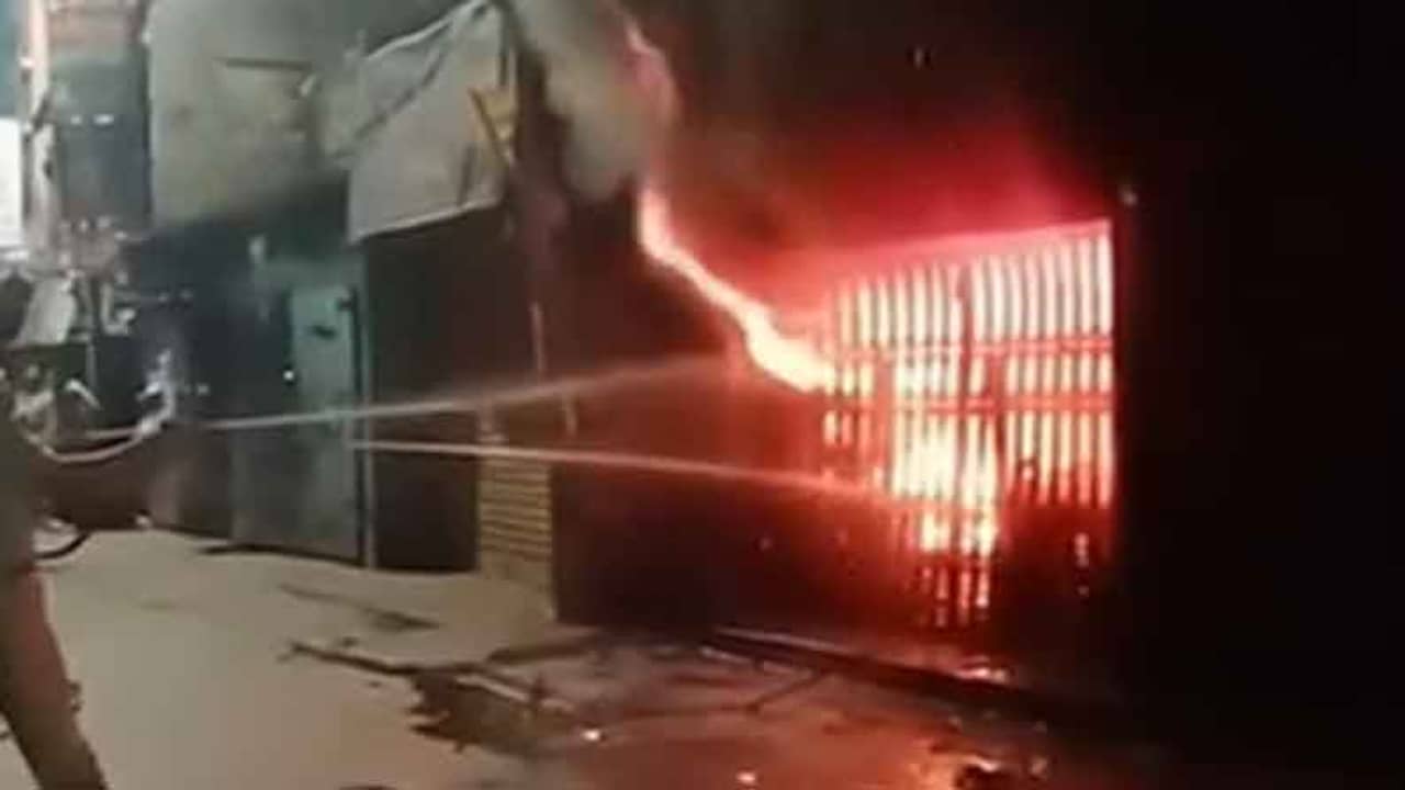 বন্ধ দোকানে দাউ দাউ আগুন, ক্ষতির হিসাব কষতে বসে কপালে হাত ব্যবসায়ীর