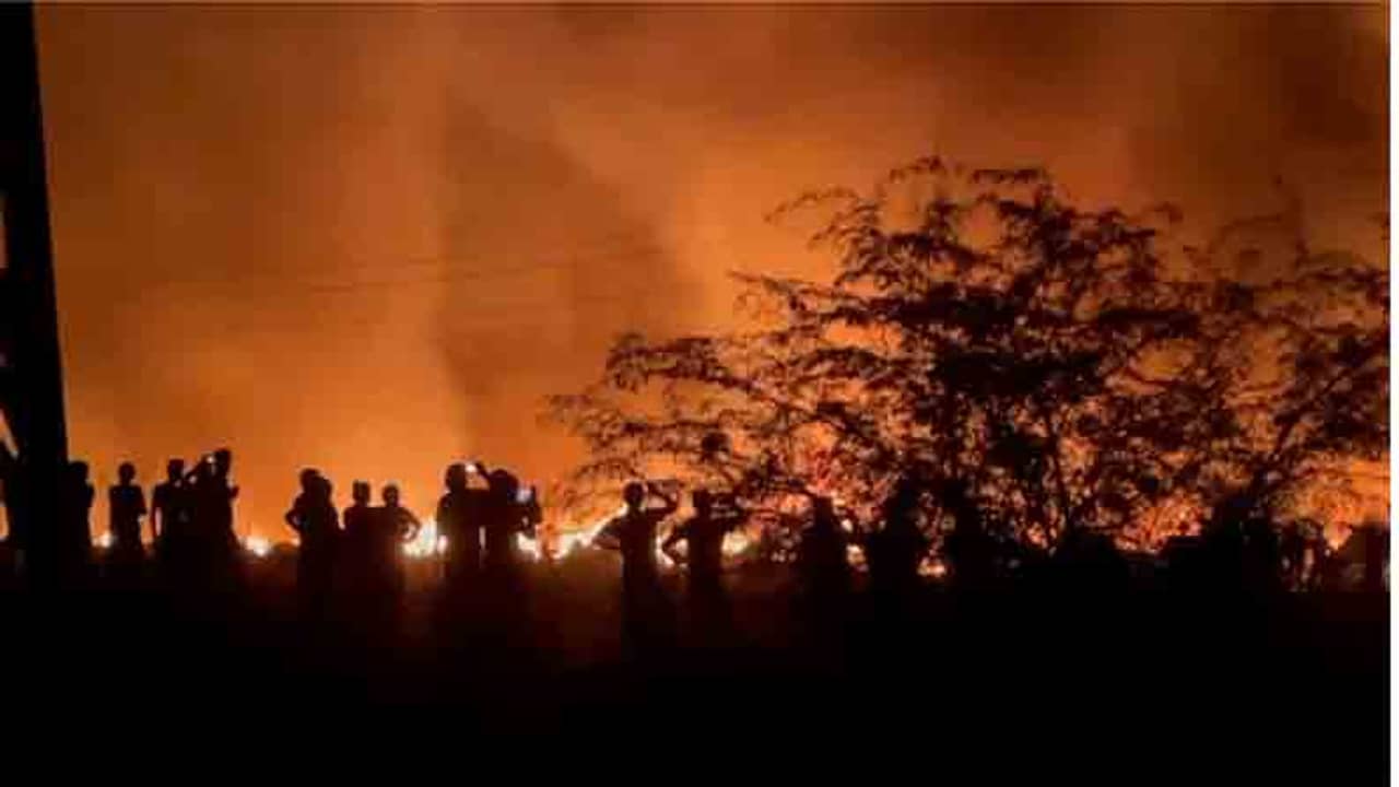 বীভৎস আগুনে জ্বলছে গোটা এলাকা, শোনা যাচ্ছে সিলিন্ডার বিস্ফোরণের শব্দ