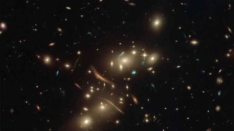শতাধিক ছায়াপথের সংযোগস্থল, 'গ্যালাক্সি ক্লাস্টার'-এর ছবি ধরা পড়েছে নাসার Hubble টেলিস্কোপে