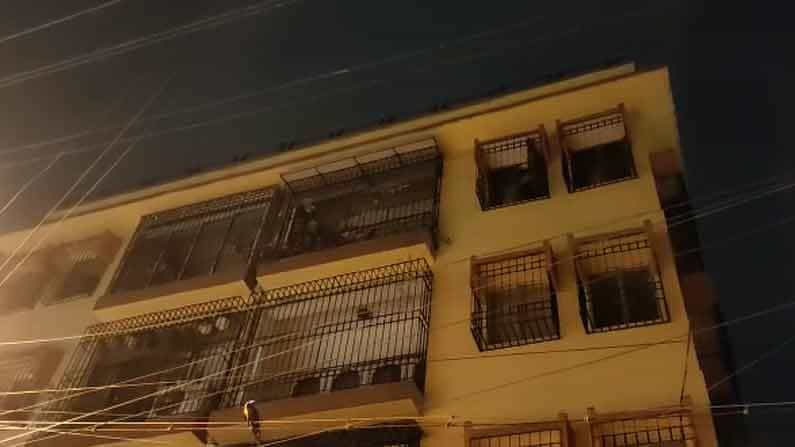 ফ্ল্যাটে ঘণ্টার পর ঘণ্টা পড়ে রইল দেহ, করোনায় মৃতদেহ নিয়ে চূড়ান্ত হয়রানি ফ্ল্যাটে ঘণ্টার পর ঘণ্টা পড়ে রইল দেহ, করোনায় মৃতদেহ নিয়ে চূড়ান্ত হয়রানি