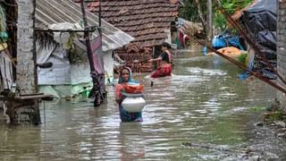 ভেসে উঠছে হাজার হাজার মরা মাছ, ইয়াসের পর লক্ষ টাকার ক্ষতি ব্যবসায়ীদের