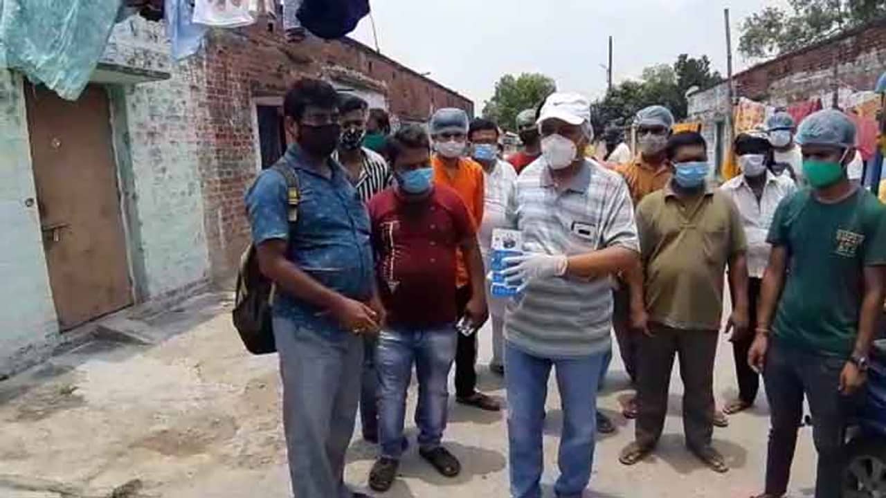 জীব সেবাই শিব সেবা, কাঁচরাপাড়ায় এক ফোনে খাবার, অক্সিজেন, অ্যাম্বুলেন্স নিয়ে পৌঁছে যাচ্ছেন গিরি বাবা