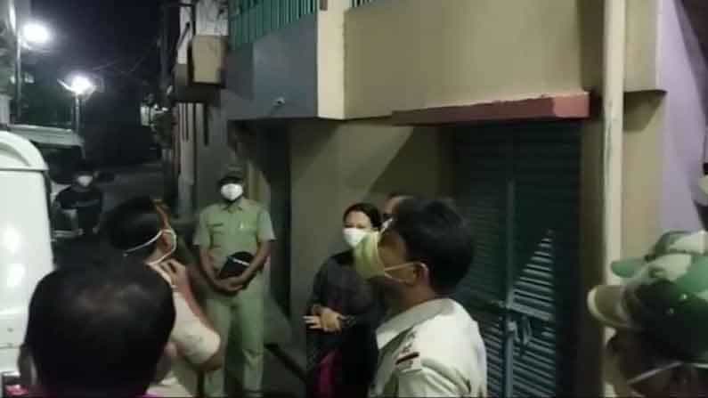 দুর্যোগের রাতে বাড়ি ফিরছিলেন ব্যবসায়ী, বাড়ির সামনেই ঘিরে ধরল তিনজন, চলল গুলি দুর্যোগের রাতে বাড়ি ফিরছিলেন ব্যবসায়ী, বাড়ির সামনেই ঘিরে ধরল তিনজন, চলল গুলি